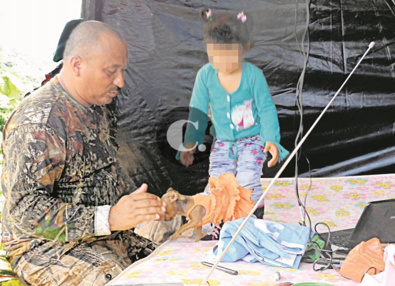 Alias “Cancharina”, jefe guerrillero de las Farc, cuida de su hija en un campamento de esa guerrilla. FOTO CORTESÍA EJÉRCITO