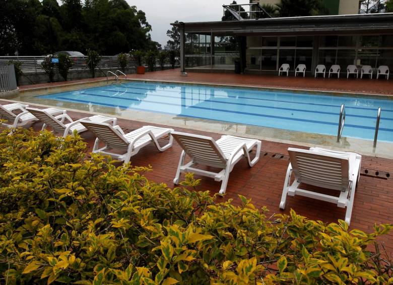 La piscina, como la de esta foto, debe estar cristalina y el P.H. debe ser revisado constantemente por el piscinero. FOTO Jaime Pérez
