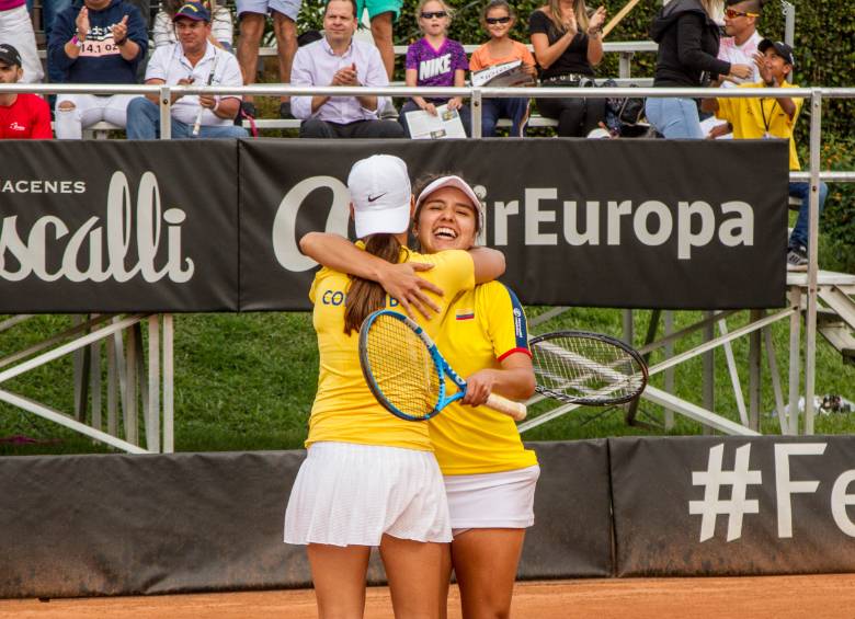 Emiliana Arango (espaldas) y María Camila Osorio mantienen a Colombia con opciones de clasificar. FOTO fedecoltenis