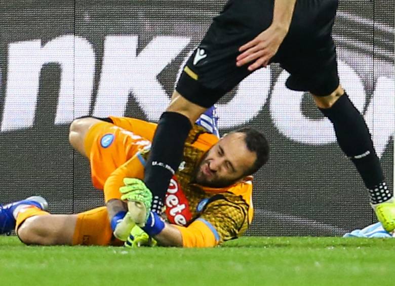 Este es el momento en el que el arquero David Ospina sufre el golpe en su cabeza. FOTOS AFP Y REUTERS