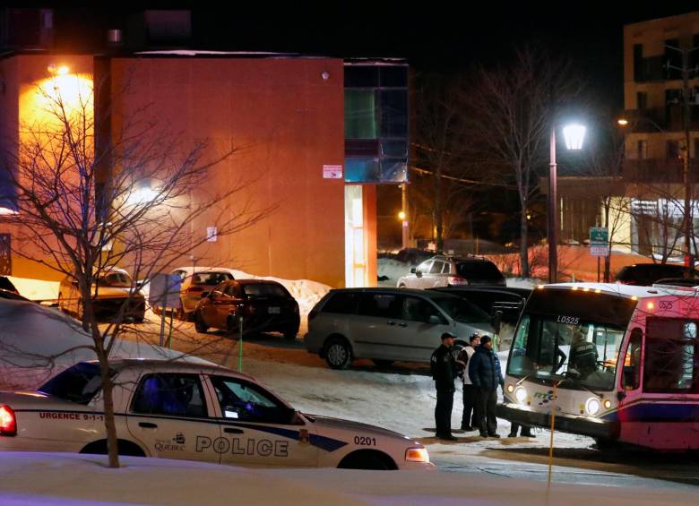 Policías custodiaban una mezquita en Quebec (Canadá), luego de un tiroteo registrado en el centro religioso musulmán en la noche de este domingo. FOTO REUTERS