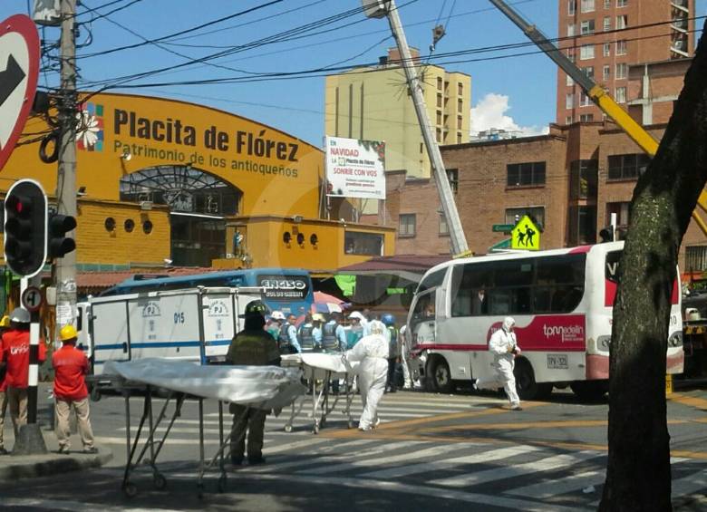 El accidente ocurrió a todo el frente de la Placita de Flórez en la comuna 10 (La Candelaria). FOTO MANUEL SALDARRIAGA
