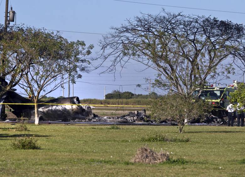Tras sufrir un fallo en uno de los motores, el piloto intentó regresar al aeropuerto y se precipitó en una zona rural cercana. FOTO AP