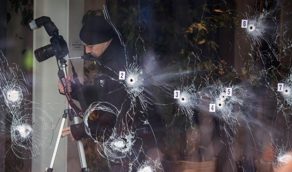 Personal de investigación trabaja en la escena del tiroteo en Copenhague, el 15 de febrero de 2015. FOTO REUTERS