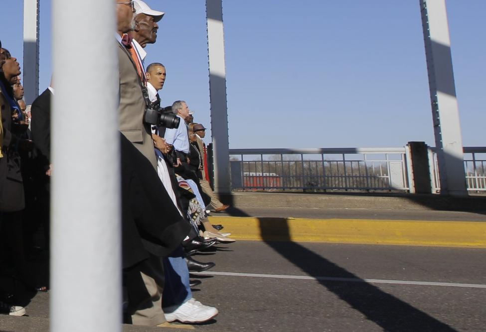 El presidente Obama y el expresidente George W. Bush entre otros participaron en una caminata simbólica a través del puente Edmund Pettus en Selma, Alabama. FOTO Reuters