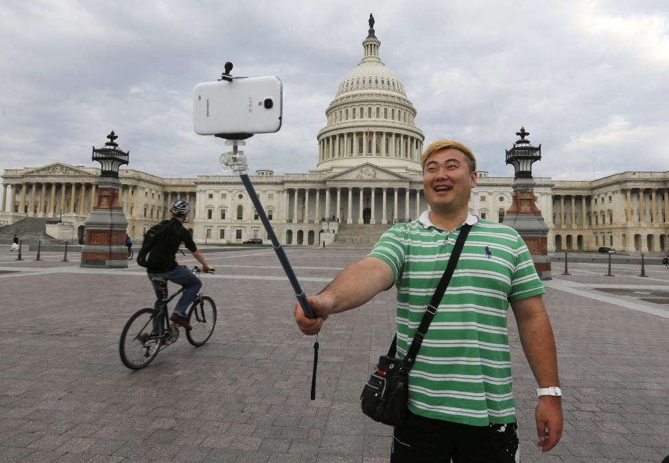 El turista surcoreano Heemok Ann posa para una selfie delante de la cúpula del Capitolio en Washington después del cierre del gobierno de Estados Unidos. FOTO: Larry Downing / REUTERS
