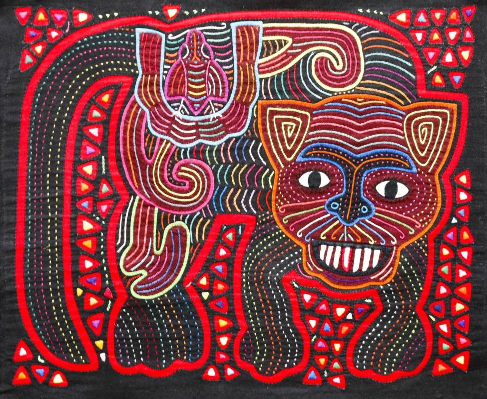 Esta exposición se encuentra en el banco de la República en Medellín, reúne 87 piezas textiles (molas) que se usan como vestido y también como símbolo de protección y de relato. Foto: Manuel Saldarriaga Quintero