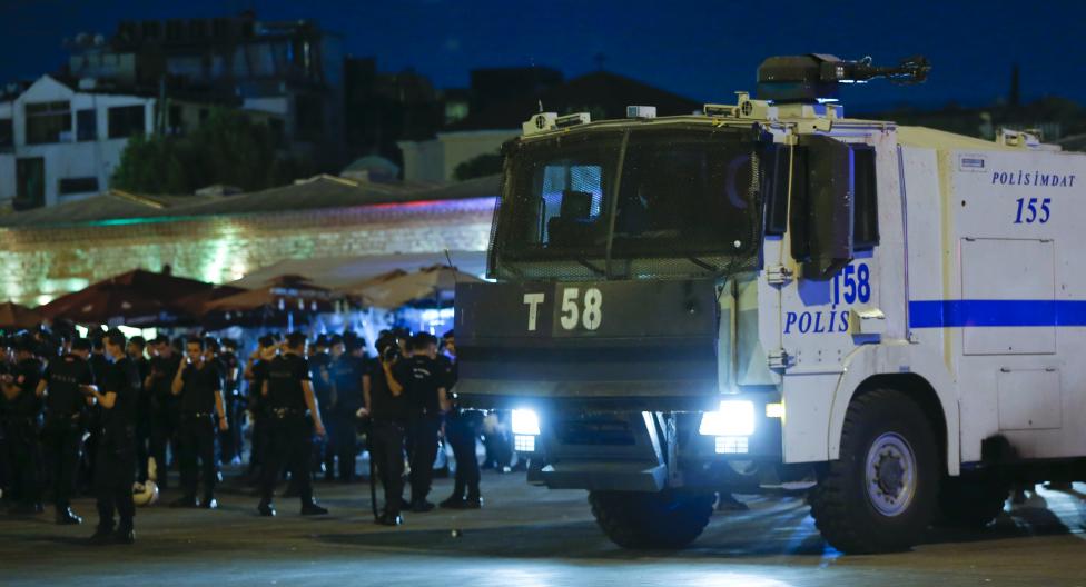 El comunicado del ejército turco leído en la televisora estatal TRT dice que las fuerzas armadas han tomado el poder, debido a lo que califica como un régimen autocrático y un aumento del terrorismo. FOTOS Reuters