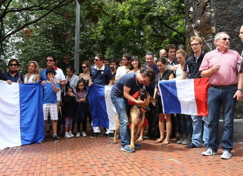 Con asistencia de medio centenar de personas, Medellín no fue la excepción, en un día en que los franceses decidieron cantar el himno de su país desde distintas ciudades del globo. Mientras tanto, hasta los mercados de la UE buscan recuperarse. FOTO jaime pérez