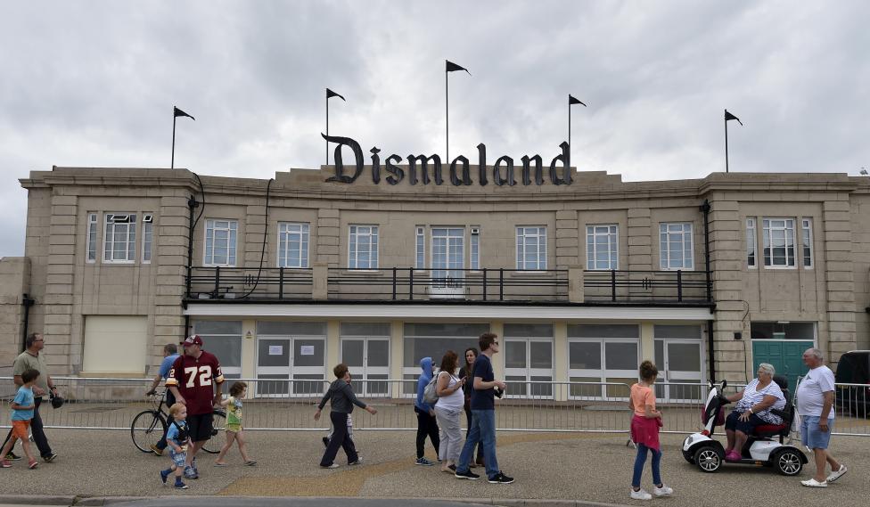 “Es una exposición de arte y entretenimiento para anarquistas principiantes”, dijo Banksy en un comunicado sobre Dismaland, que ocupa una superficie de más de 10.000 metros cuadrados. FOTO Reuters