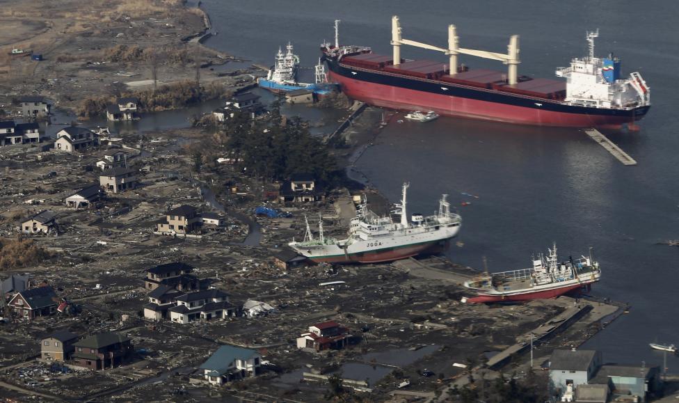 Los japoneses no preveían sin embargo que se aproximaba un tsunami que registró olas con alturas de hasta de 15 metros. FOTO Reuters