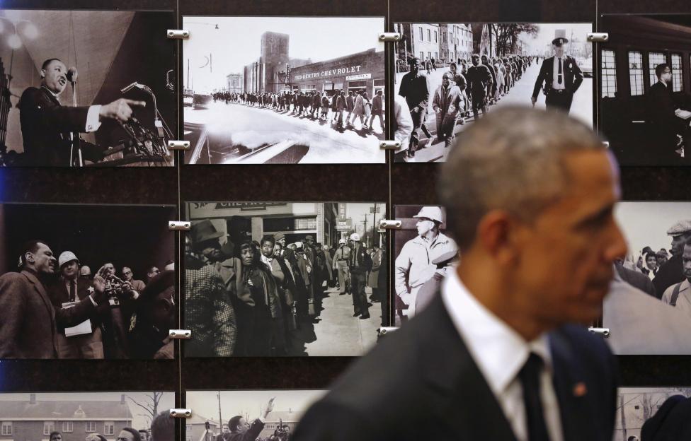 Fotos del Movimiento de Derechos Civiles cuelgan detrás del presidente Obama en el Museo Nacional de Derechos Electorales y el Instituto en Selma, Alabama FOTO Reuters