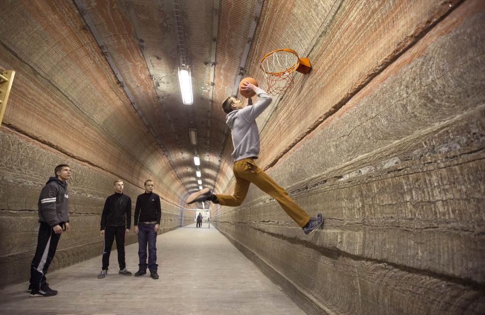 Niños jugando al baloncesto en las instalaciones de la Clínica Republicano de Belarús de Espeleoterapia dentro de una mina de sal, como parte de su tratamiento, cerca de la ciudad de Soligorsk, al sur de Minsk. FOTO REUTERS