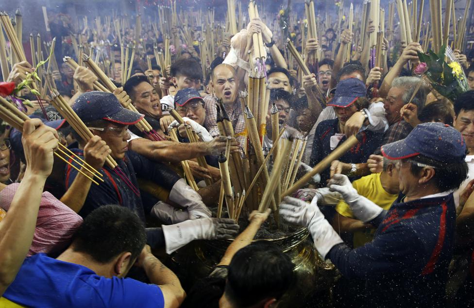 Cada año cientos de personas compiten por ser el primero en poner varillas de incienso en una urna en el templo para marcar un comienzo auspicioso para el año nuevo lunar. FOTO REUTERS