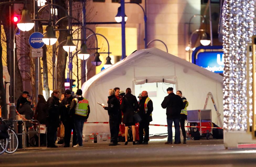 Un testigo del incidente de Berlín, el británico Mike Fox, dijo a The Associated Press en el lugar que el camión pasó a sólo tres metros de él en su recorrido hasta el mercado, donde se llevó mesas y puestos de madera. FOTO Reuters