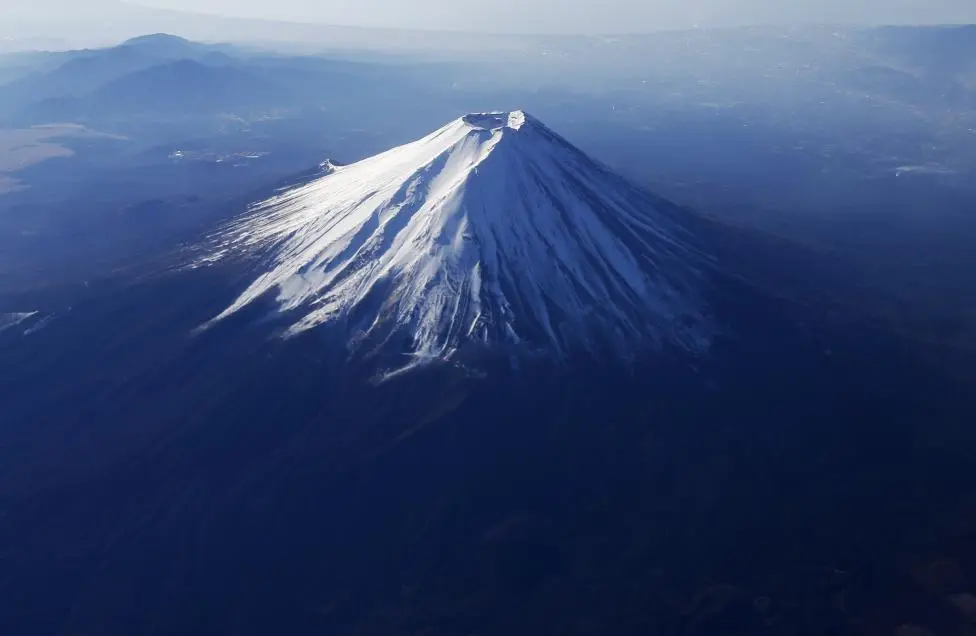  El monte Fuji en Japón cubierto de nieve. FOTO Reuters