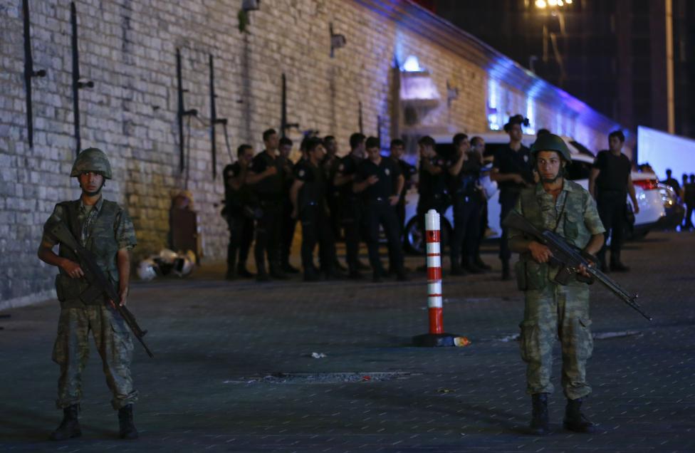 La oficina de la presidencia se negó a revelar el paradero de Erdogan, pero dijo que estaba en un lugar seguro. Erdogan declaró: “No creo que este intento de golpe sea exitoso”. FOTOS Reuters