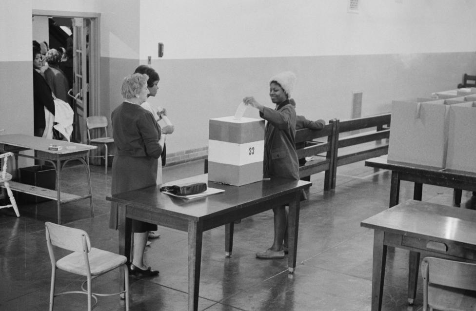 Una joven mujer deposita su voto en la Escuela Secundaria Cardoza en Washington, 3 de noviembre de 1964. FOTO Reuters / Biblioteca del Congreso