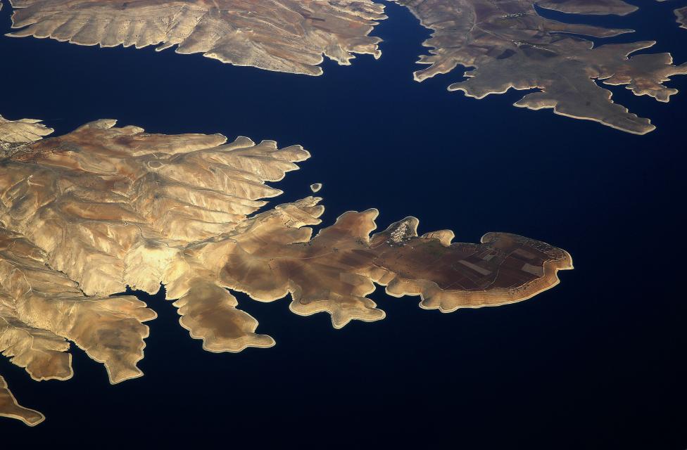 La ciudad de Susuz se ve en la orilla norte de la presa de Ataturk a través de la ventana de un avión. FOTO Reuters