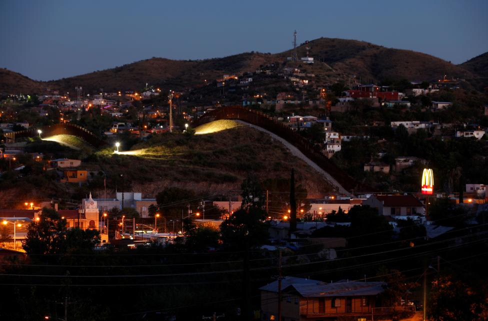 Una valla separa las ciudades fronterizas de Nogales, México (d) y Nogales, Arizona. FOTO Reuters
