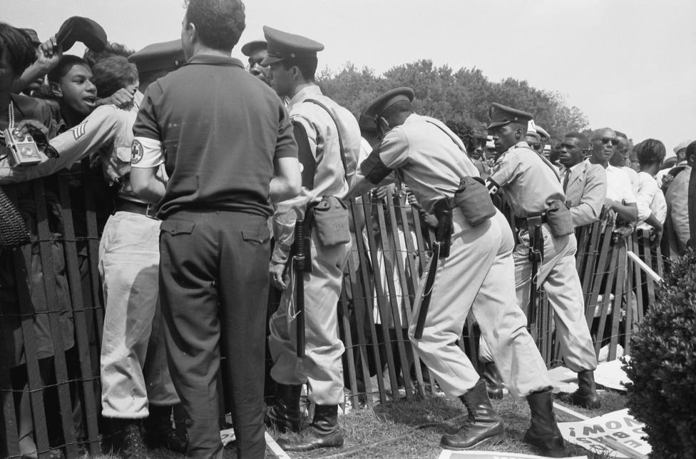 Una multitud detrás de una valla en confrontación con la policía durante la marcha por los derechos civiles en Washington, 28 de agosto de 1963. FOTO Reuters / Biblioteca del Congreso