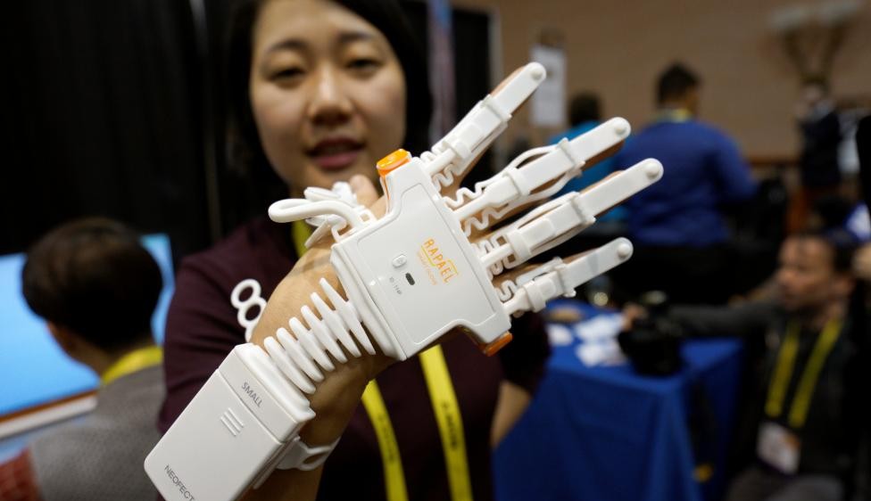 Dispositivo de terapia Rapael Smart Glove para víctimas de accidente cerebrovascular. FOTO Reuters