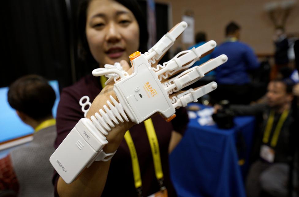 Dispositivo de terapia Rapael Smart Glove para víctimas de accidente cerebrovascular. FOTO Reuters