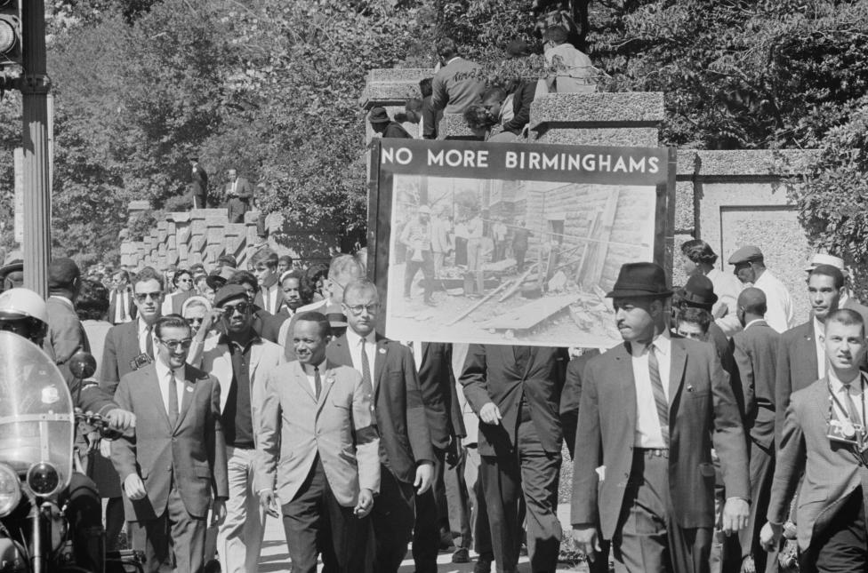 Miembros de la Igualdad Racial durante una marcha en memoria de los fallecidos en los atentados de Birmingham, con un cartel que dice “No más de Birmingham” en Washington, 22 de septiembre de 1963. FOTO Reuters / Biblioteca del Congreso