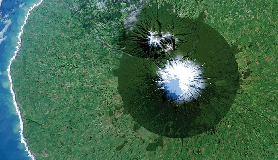 Parque Nacional Egmont en Nueva Zelanda con el Monte Taranaki en su centro. FOTO NASA / USGS/ Vía Reuters