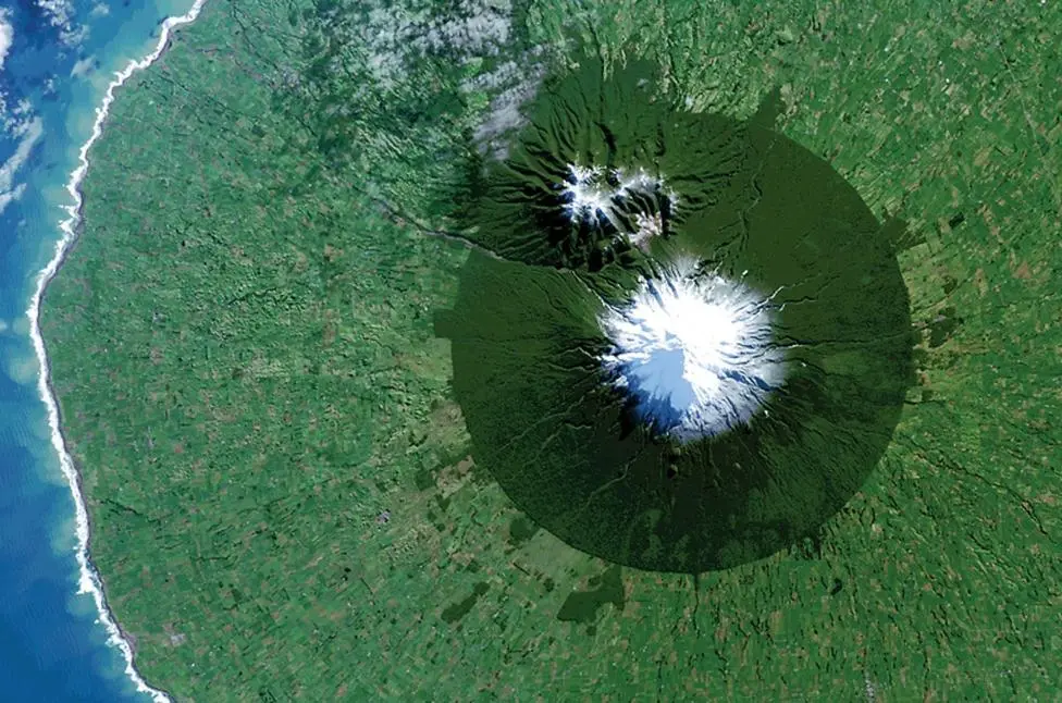 Parque Nacional Egmont en Nueva Zelanda con el Monte Taranaki en su centro. FOTO NASA / USGS/ Vía Reuters