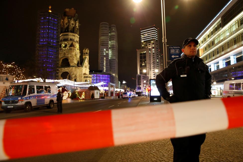 Tanto la Breitscheidplatz como las calles adyacentes han sido cerradas para el tránsito vehicular. FOTO Reuters