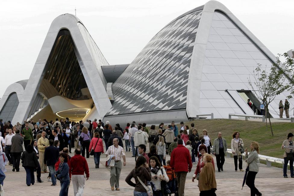 El Pabellón Puente sobre el río Ebro en Zaragoza, España. FOTO Reuters