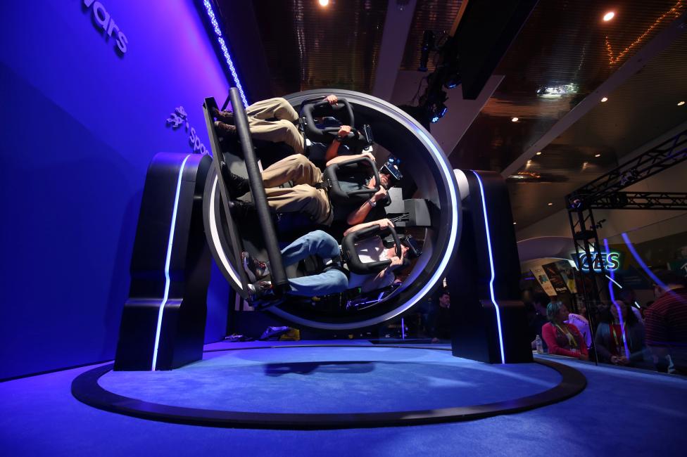 Los asistentes prueban la experiencia de Samsung Gear VR 4D. FOTO Reuters
