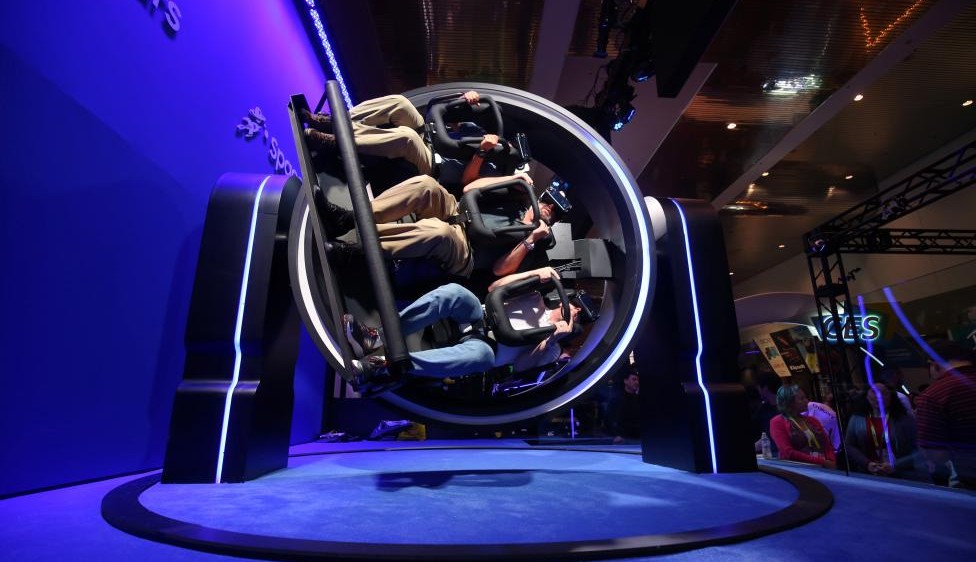 Los asistentes prueban la experiencia de Samsung Gear VR 4D. FOTO Reuters