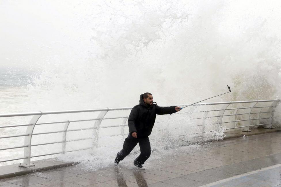 Un hombre posa para una selfie durante un paseo marítimo en Beirut Corniche. FOTO: Mohamed Azakir / REUTERS 