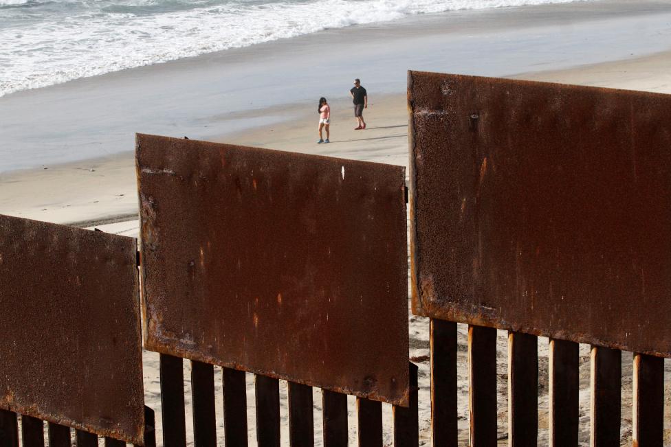 Los turistas en San Diego, California, Estados Unidos se ven detrás de una valla que separa a México y Estados Unidos. FOTO Reuters