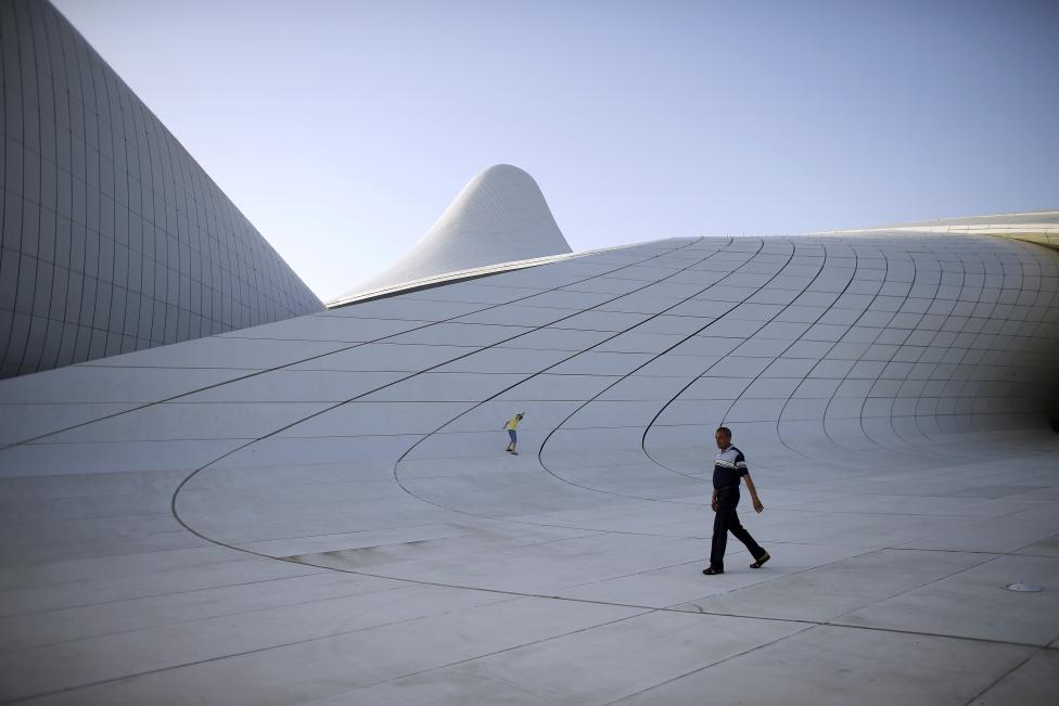 El Centro de Heydar Aliyev, en Bakú, Azerbaiyán. FOTO Reuters