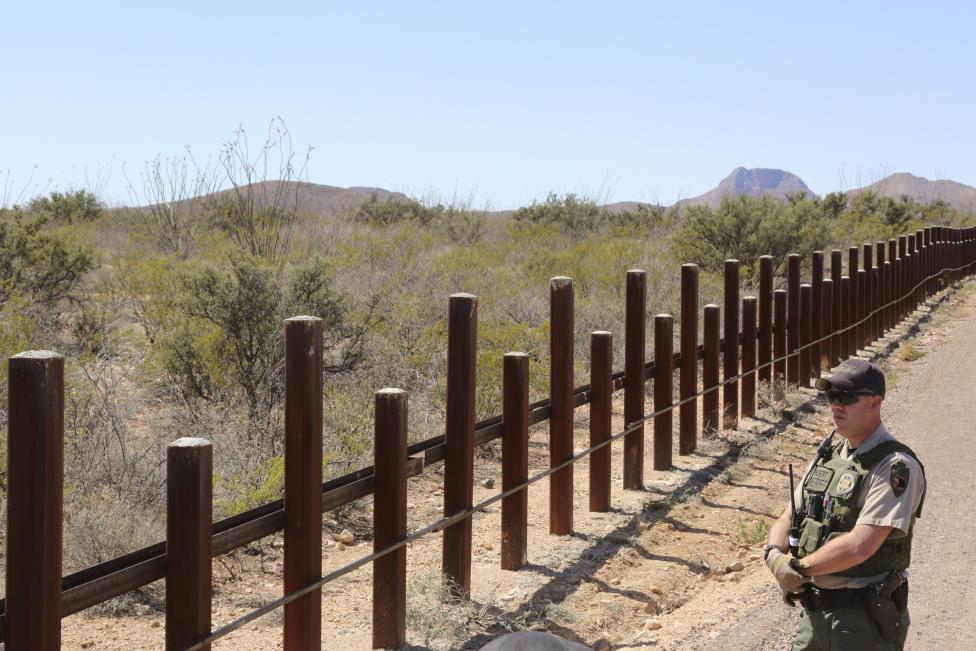 La orden relativa a la muralla fronteriza ordenaría destinar fondos federales a la planificación y construcción del muro, a falta de que el Congreso apruebe el presupuesto necesario para su construcción. FOTO Reuters