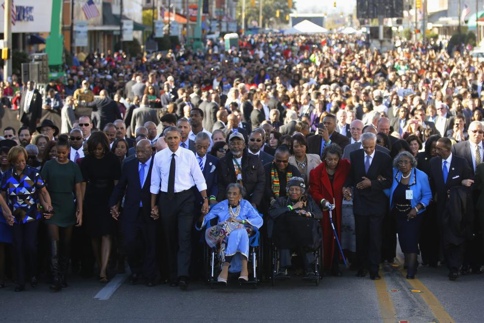 Una multitud marchó hombro con hombro por el puente Edmund Pettus en Alabama, muchos casi sin espacio para moverse, a fin de recordar la lucha por los derechos civiles. FOTO Reuters