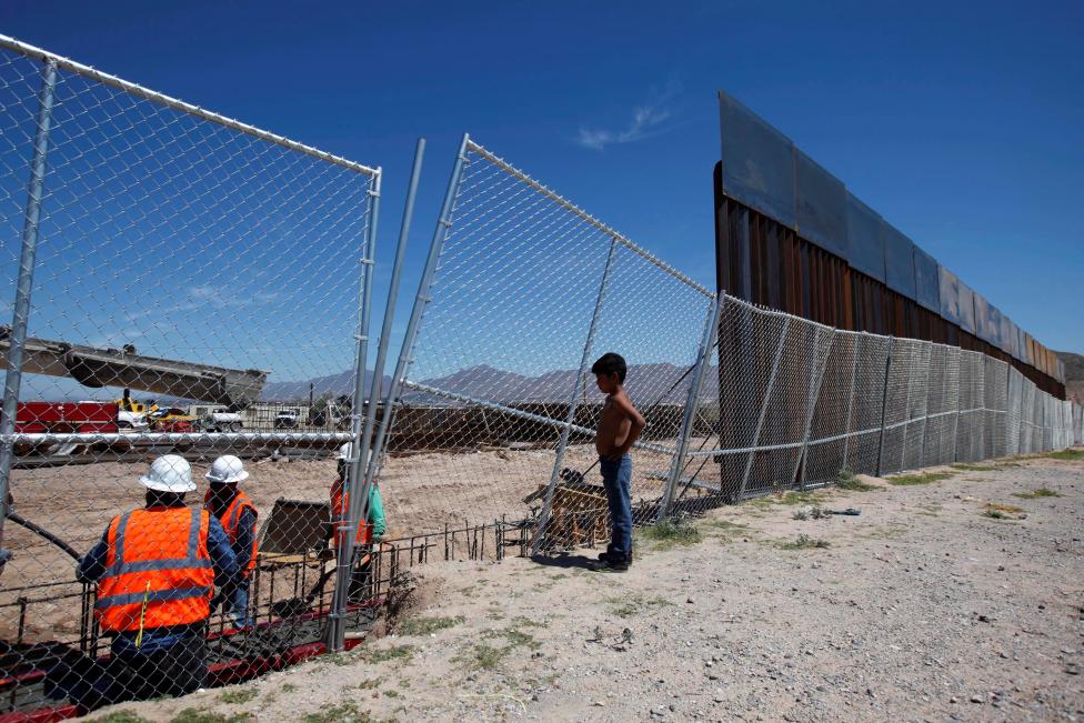 Donald Trump, firmó este miércoles una orden ejecutiva para destinar fondos federales para la construcción del muro en la frontera con México. FOTO Reuters 