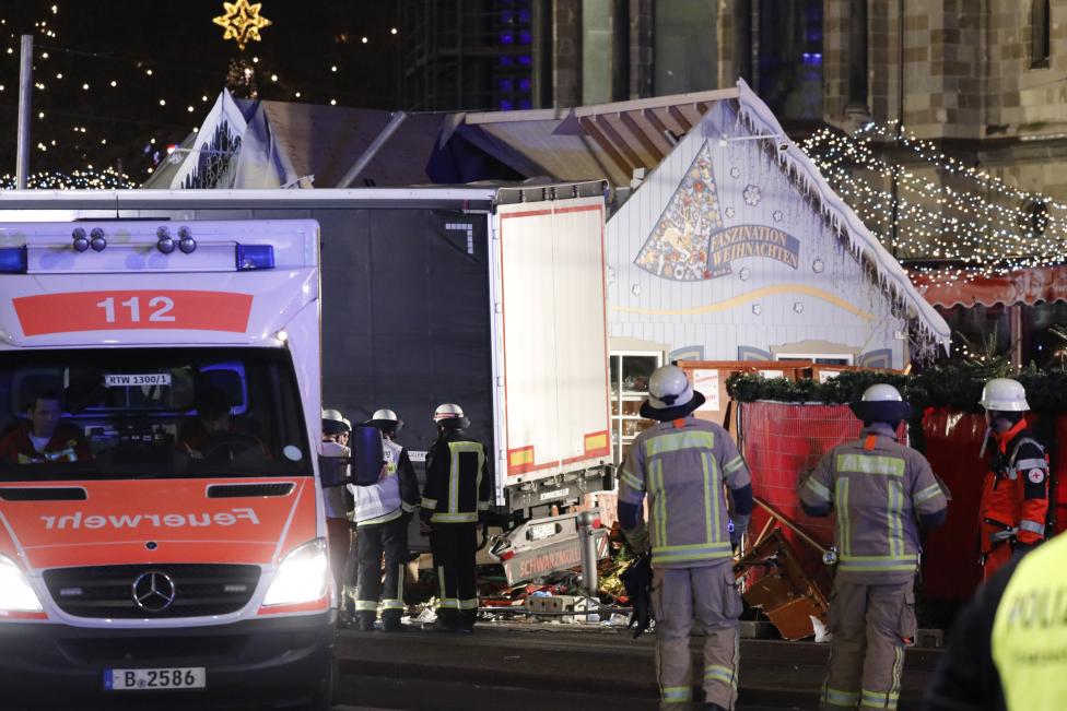 El suceso se produjo sobre las 8:15 de la noche, hora local, en la céntrica Breitscheidplatz, cuando el vehículo pesado se salió de la calzada y se metió en el mercado navideño. FOTO Reuters