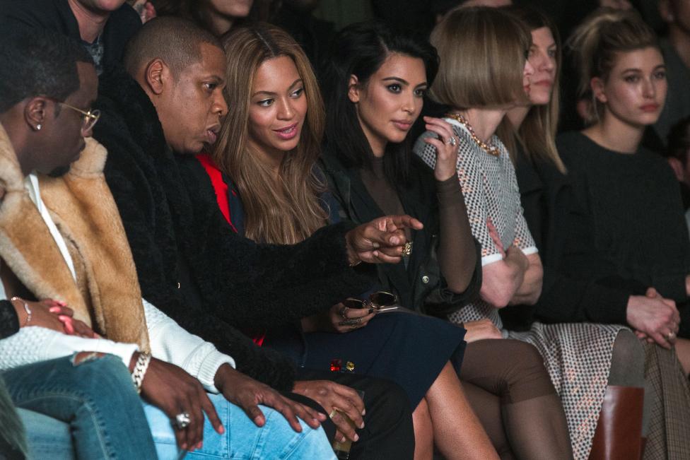 Las celebridades Sean Combs, Jay -Z, Beyonce y Kim Kardashian acompañaron al rapero junto a la editora de Vogue, Anna Wintour. FOTO REUTERS
