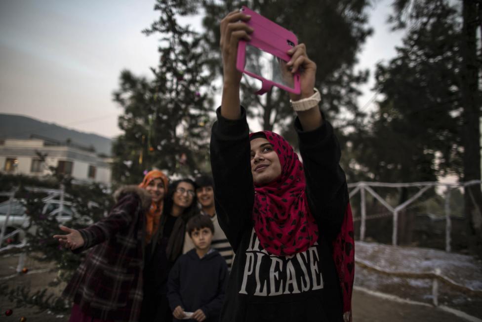 Musulmanes posando cerca de un árbol de Navidad en un barrio cristiano en Islamabad el 24 de diciembre de 2014. FOTO: Zohra Bensemra / REUTERS 