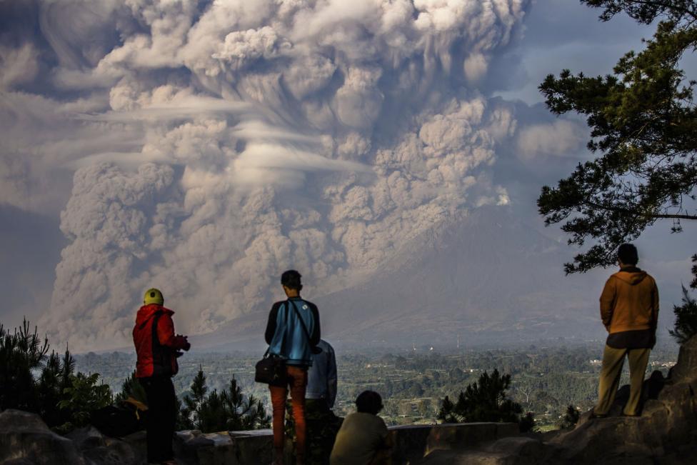 El volcán Mt. Sinabung expulsa ceniza en el aire durante una erupción en Karo, provincia del norte de Sumatra, Indonesia, el 9 de febrero de 2015. FOTO REUTERS 