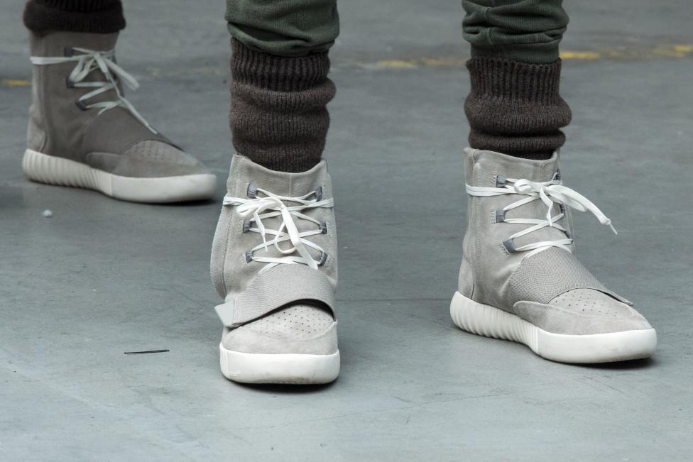 Estas son las botas Adidas Yeezy 750 diseñadas por Kanye West como parte de su línea Otoño / Invierno 2015. FOTO REUTERS