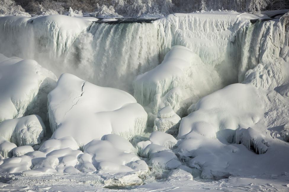 Las cataratas del Niágara parcialmente congeladas debido a las bajas temperaturas en Ontario, el 17 de febrero de 2015. FOTO REUTERS