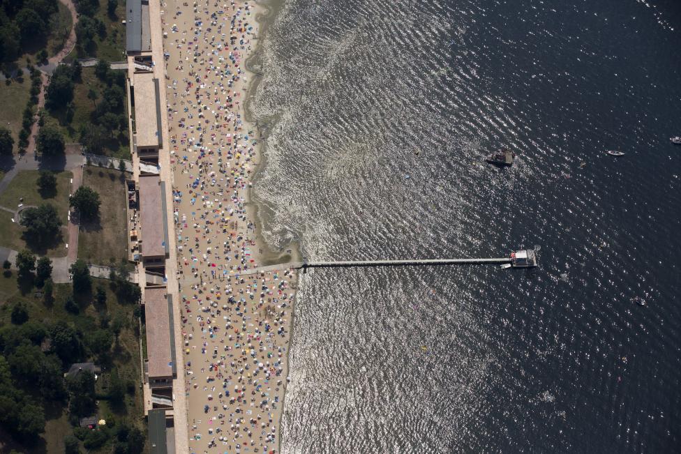 Personas tomando el sol y nadando en la playa de Wannsee, cerca de Berlín. FOTO Reuters