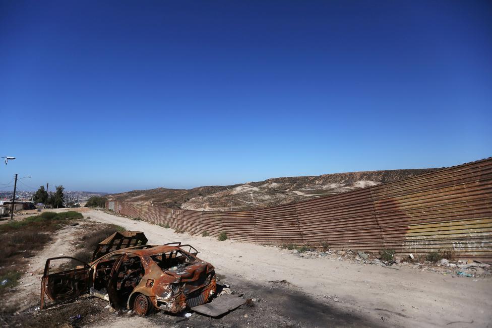 Un pared separa México y Estados Unidos, en Tijuana, México. FOTO Reuters