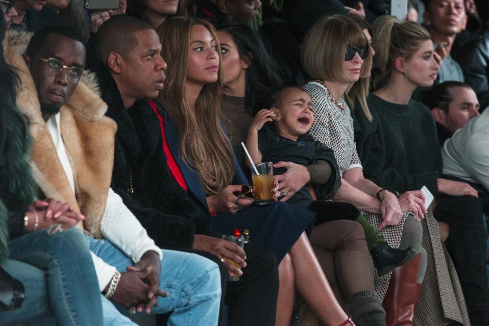 North West la hija del rapero en brazos de su madre Kim Kardashian. FOTO REUTERS