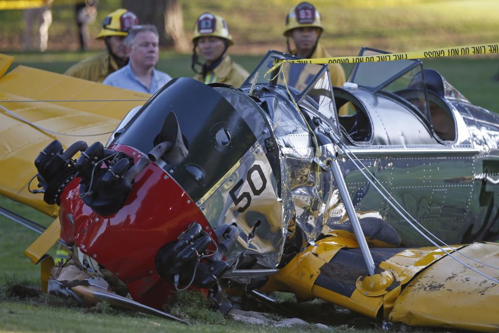 Ford, un experimentado piloto, sangraba y presentaba cortes en la cabeza al ser atendido en el campo de golf Penmar, de la localidad de Venice. FOTO Reuters